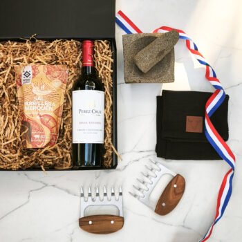 Caja con Vino, Sal y Accesorios Parrilleros - Dieciocho Redondo